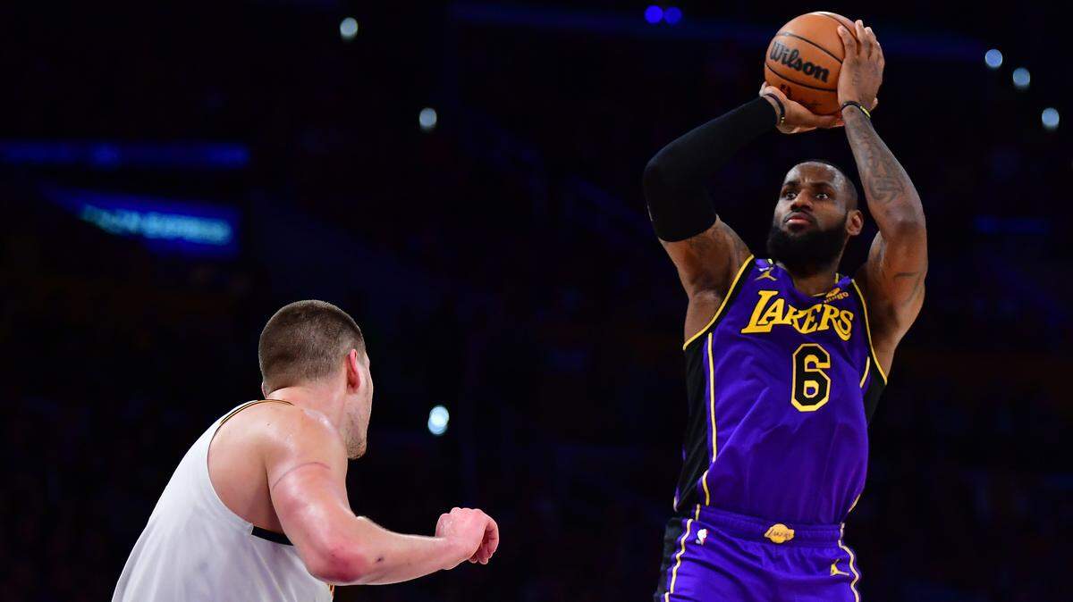 La impresionante e impensada resurrección de los Lakers de Los Angeles de LeBron James (der.) afronta en la final de la Conferencia Oeste su penúltimo obstáculo en la búsqueda del anillo: los Nuggets de Denver del genio serbio Nikola Jokic.