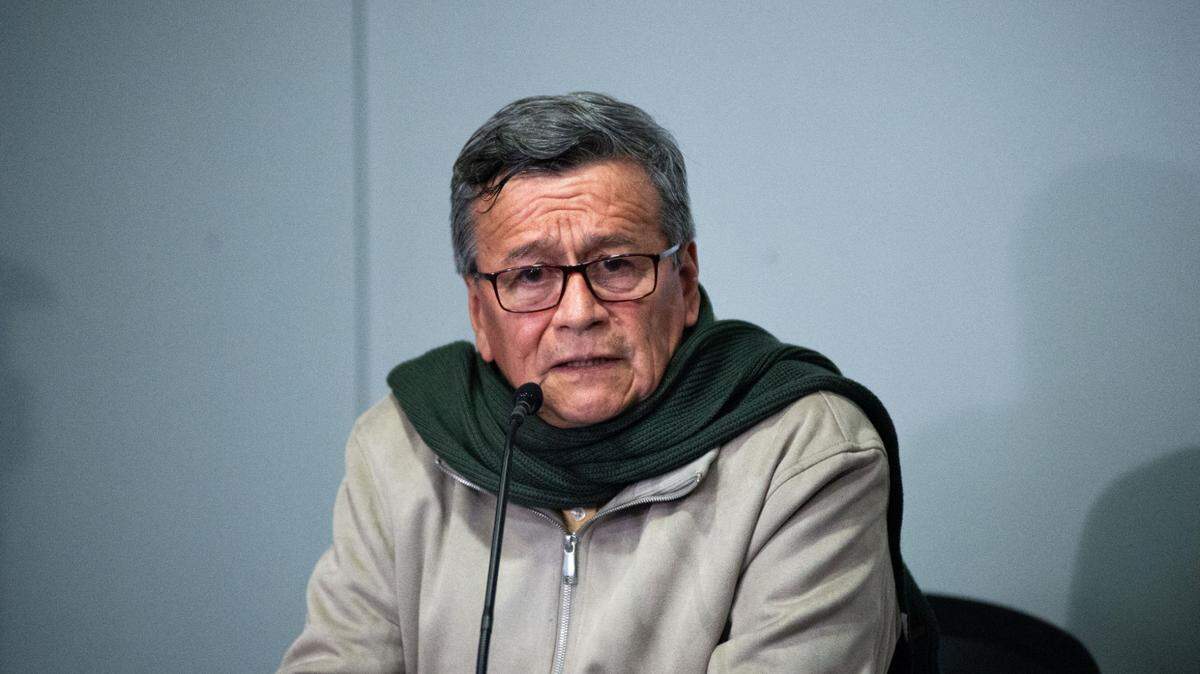 El jefe negociador de la guerrilla Ejército de Liberación Nacional (ELN), Israel Ramírez Pineda, también conocido como Pablo Beltrán, durante una declaración conjunta sobre la marcha del proceso de paz entre el gobierno de Colombia y el Ejército de Liberación Nacional, en el edificio de las Naciones Unidas en Bogotá, Colombia, 10 de octubre de 2023.