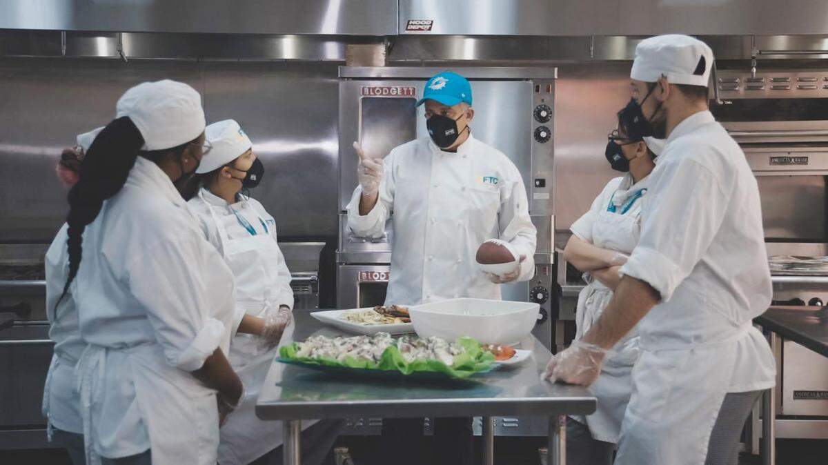 Florida Technical College se une al Equipo Miami Dolphins y a la Cámara de Comercio Hispana del Sur de Florida para donar equipo de cocina comercial a la organización benéfica Chapman Partnership.