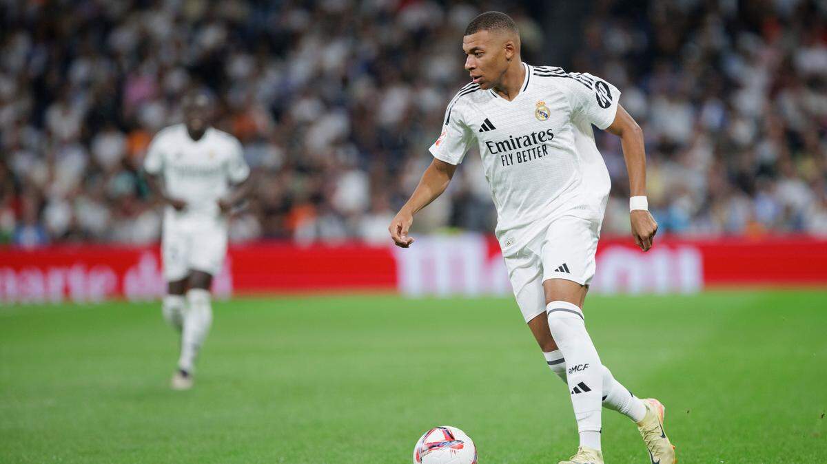 Carlo Ancelotti podría contar con su delantero estrella, el francés Kylian Mbappé, que aunque no fue titular frente al Lille en la Champions League sí tuvo unos minutos en el campo francés, por lo que tras perderse el derbi frente al Atlético de Madrid por lesión podría volver a ser titular ante el Villarreal.