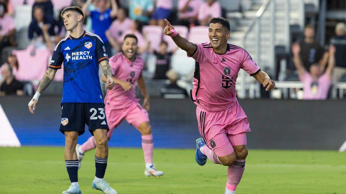 El delantero del Inter Miami Luis Suárez celebra tras anotar uno de sus dos goles ante el FC Cincinnati, en el partido celebrado el 24 de agosto de 2024 en el Chase Stadium de Fort Lauderdale, Florida.
