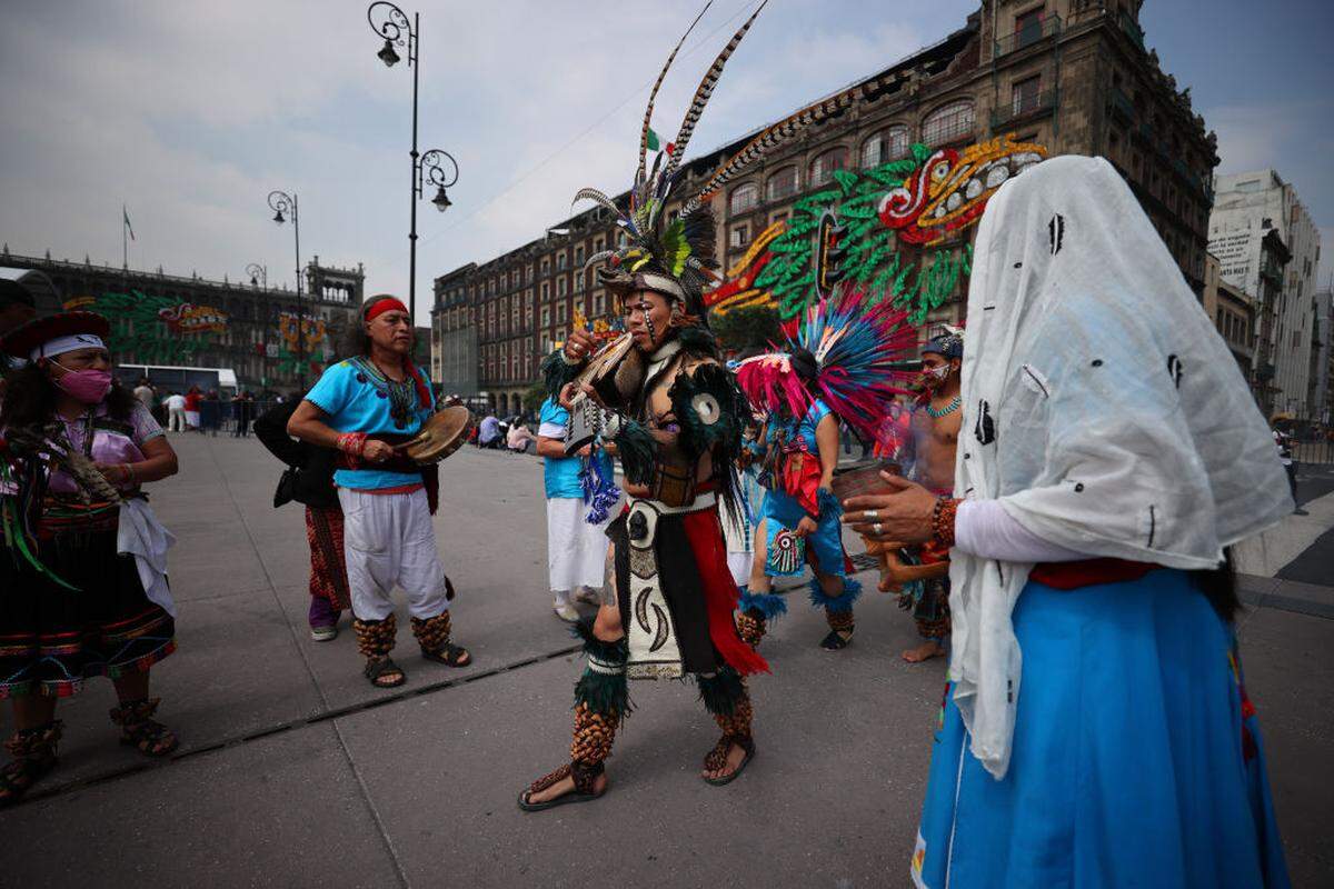Foto de archivo que muestra a un grupo de personas ataviadas con vestimenta indígena tradicional de los pueblos originarios interpretando música antes de una ceremonia para conmemorar los 500 años de resistencia indígena en México, en el Zócalo, el 13 de agosto de 2021, en la Ciudad de México, México. El 13 de agosto de 1521, los conquistadores españoles, bajo el mando de Hernán Cortés y aliados con miles de indígenas locales, tomaron las ciudades de Tenochtitlan y Tlatelolco, suceso considerado como la conquista de México-Tenochtitlan.
