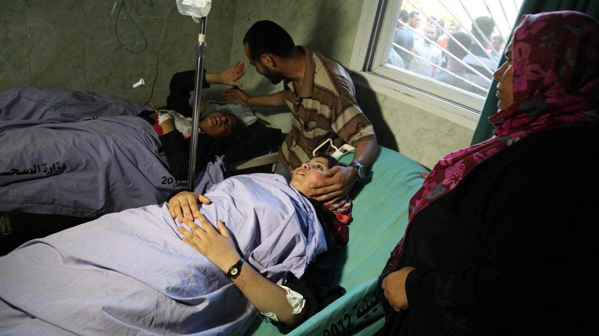 Dos palestinos heridos en un bombardeo israelí reciben atención medica en el hospital Kamal Adwan en Beit Lahia, en el norte de Gaza, el 24 de julio de 2024.