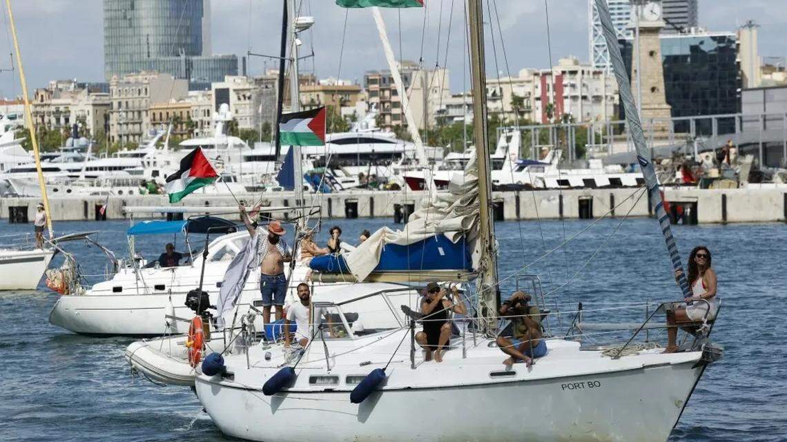 Un barco ondeando banderas palestinas durante la partida de la flotilla en el puerto de Barcelona, ​​en el noreste de España. 31 de agosto de 2025.