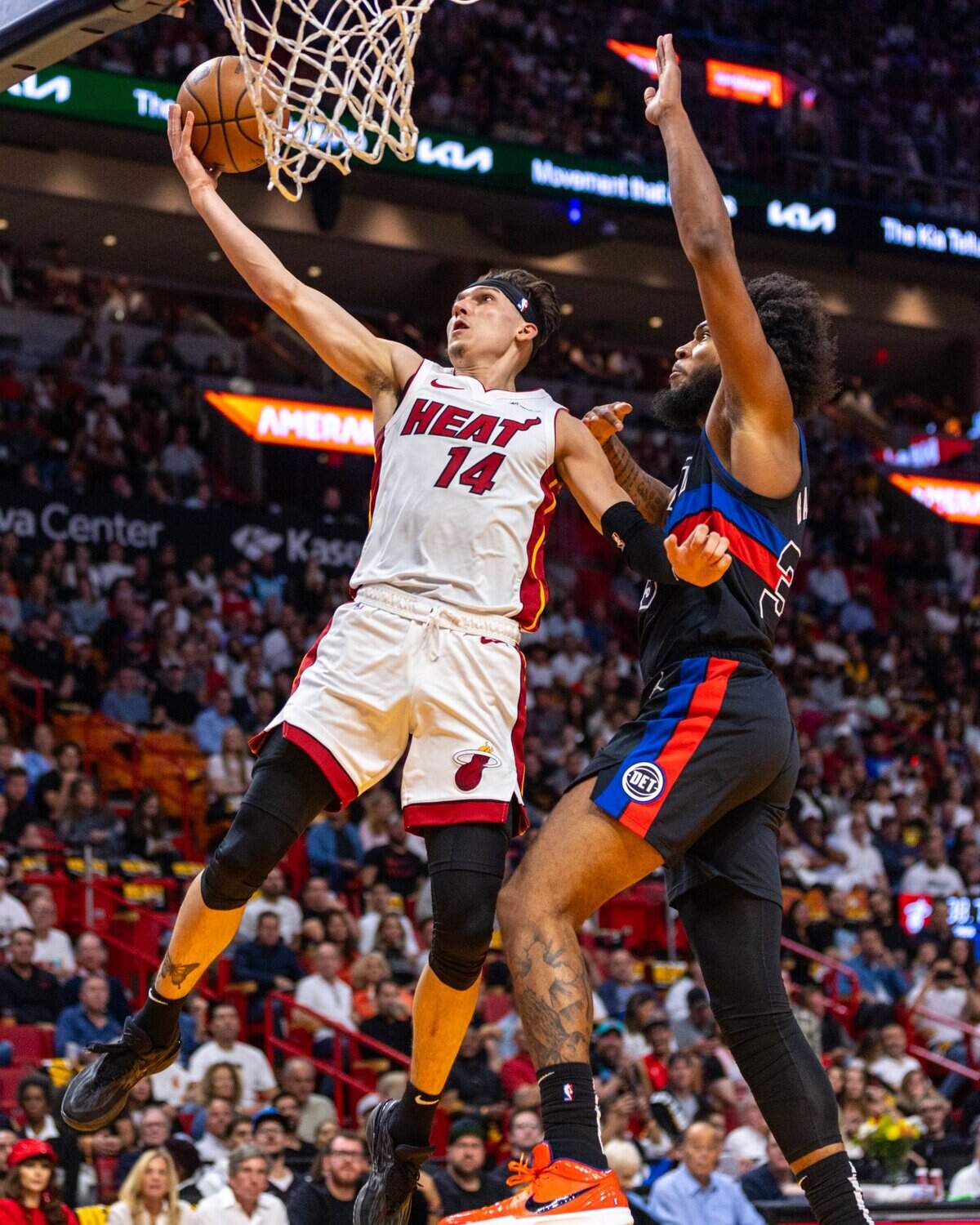 El jugador del Heat Tyler Herro entra al aro ante la marca de Marvin Bagley III, de los Pistons de Detroit, en el partido celebrado el 25 de octubre de 2023 en Miami.