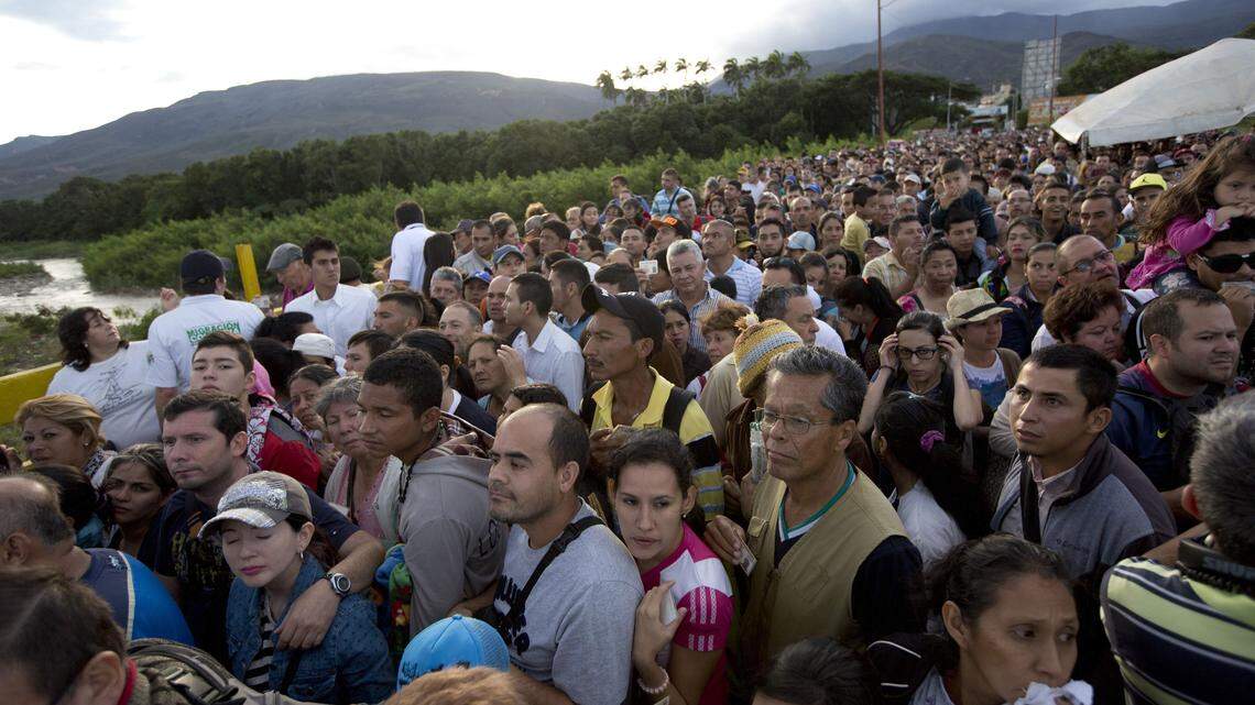 Venezolanos cruzan el puente internacional Simón Bolívar en la frontera colombo-venezolana, el 17 de julio de 2016.  La emigración de ciudadanos de Venezuela ha aumentado debido a la grave crisis económica y política de esa nación sudamericana.