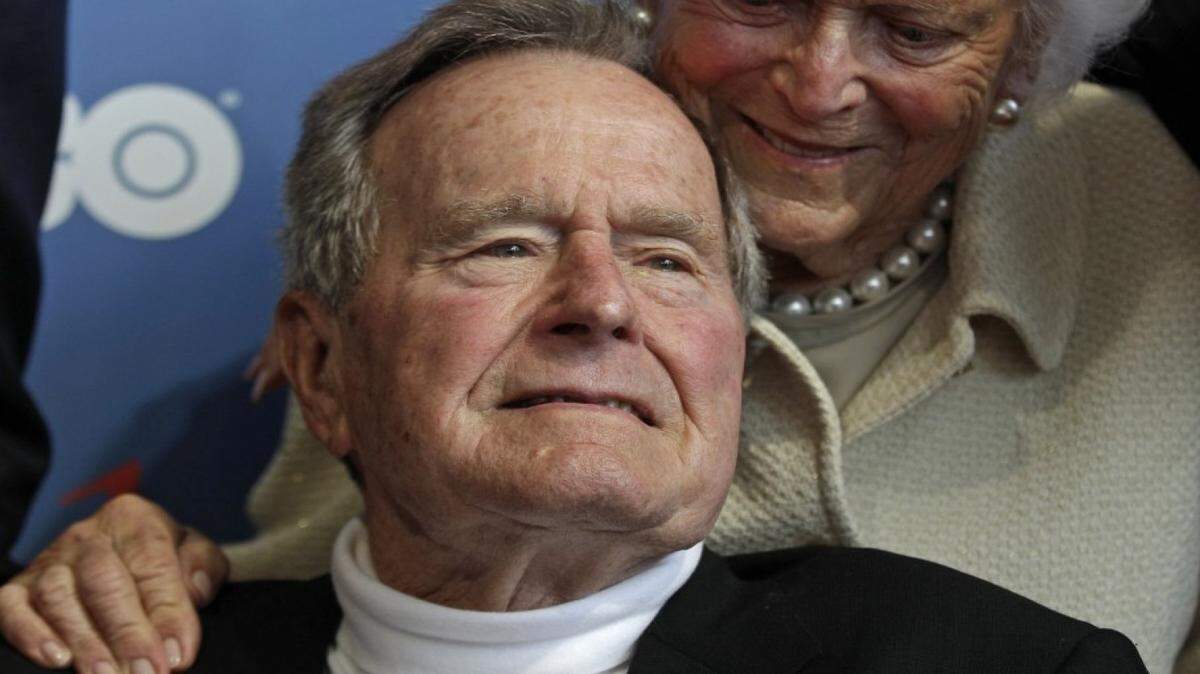 El ex presidente de los Estados Unidos George H.W. Bush y su esposa, Barbara en una foto de archivo.