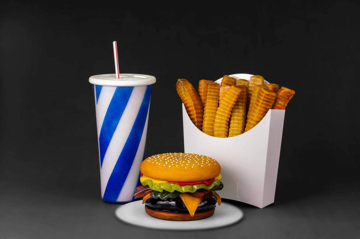 &nbsp;“Order Up! The Pop Art of John Miller” en el Lowe Art Museum presenta hamburguesas, papas fritas y otras comidas en vidrio soplado.