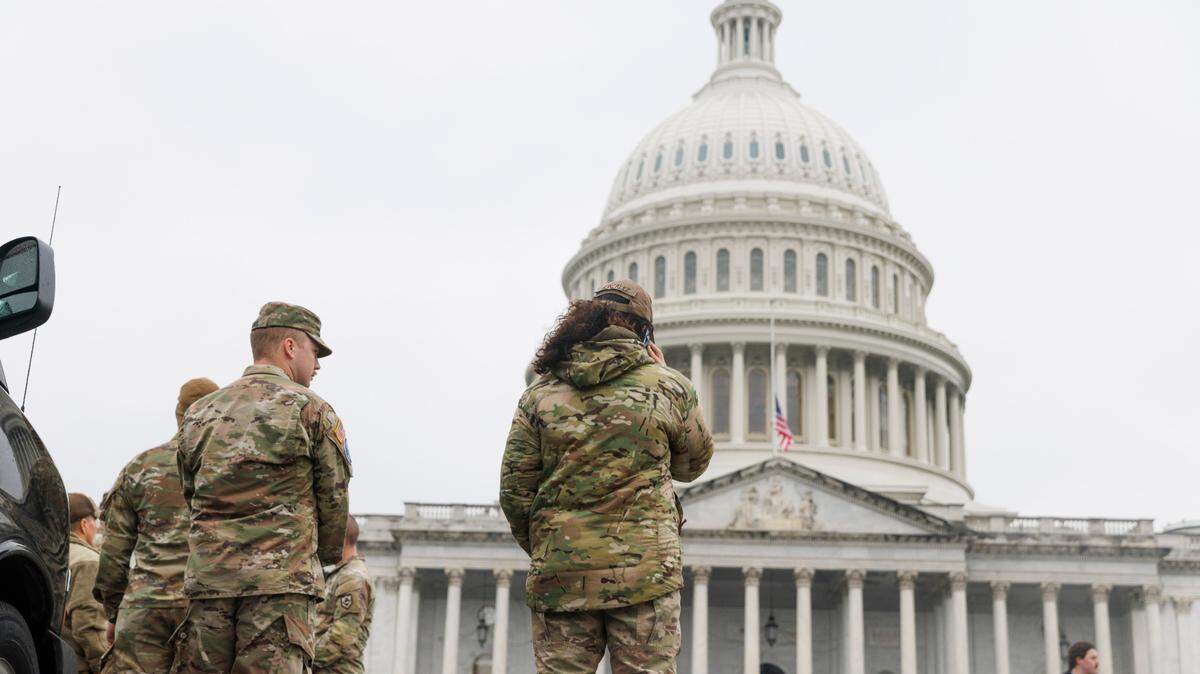 Tropas de la Guardia Nacional vigilan el lado este del Capitolio de Estados Unidos, en Washington, D.C., el domingo 19 de enero de 2025.