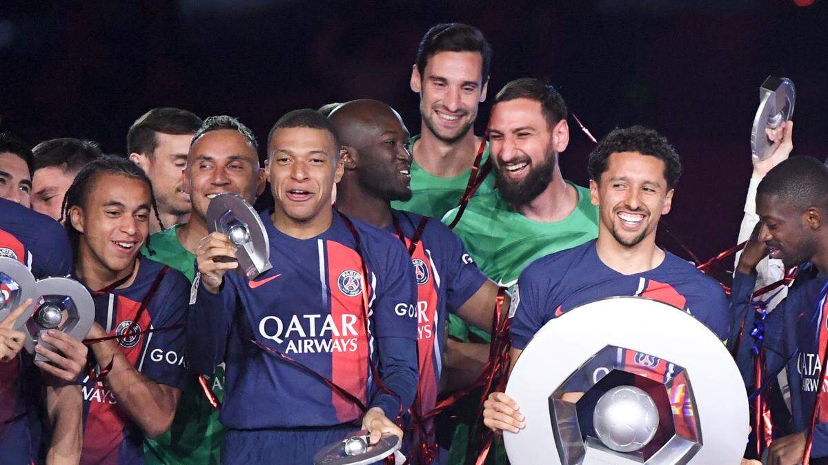 Kylian Mbappé (centro) celebra el título del Paris Saint-Germain en la liga francesa, el 12 de mayo de 2024 en París.