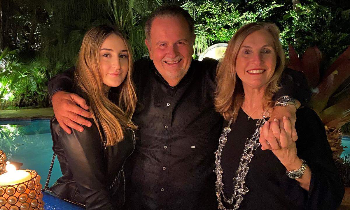 Raúl de Molina junto a su esposa Mily y su hija Mia.