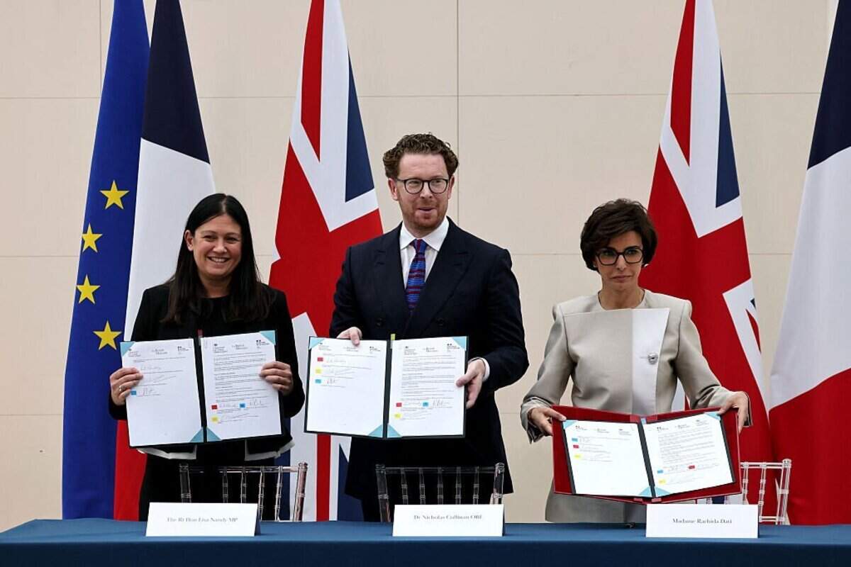 (De izquierda a derecha) Lisa Nandy, Secretaria de Cultura, Medios y Deportes de Gran Bretaña, Nicholas Cullinan, Director del Museo Británico, y Rachida Dati, Ministra de Cultura de Francia, firman un acuerdo para el intercambio de préstamos de tapices de Bayeux y tesoros de Sutton Hoo durante una ceremonia en el Museo Británico de Londres el 9 de julio de 2025.