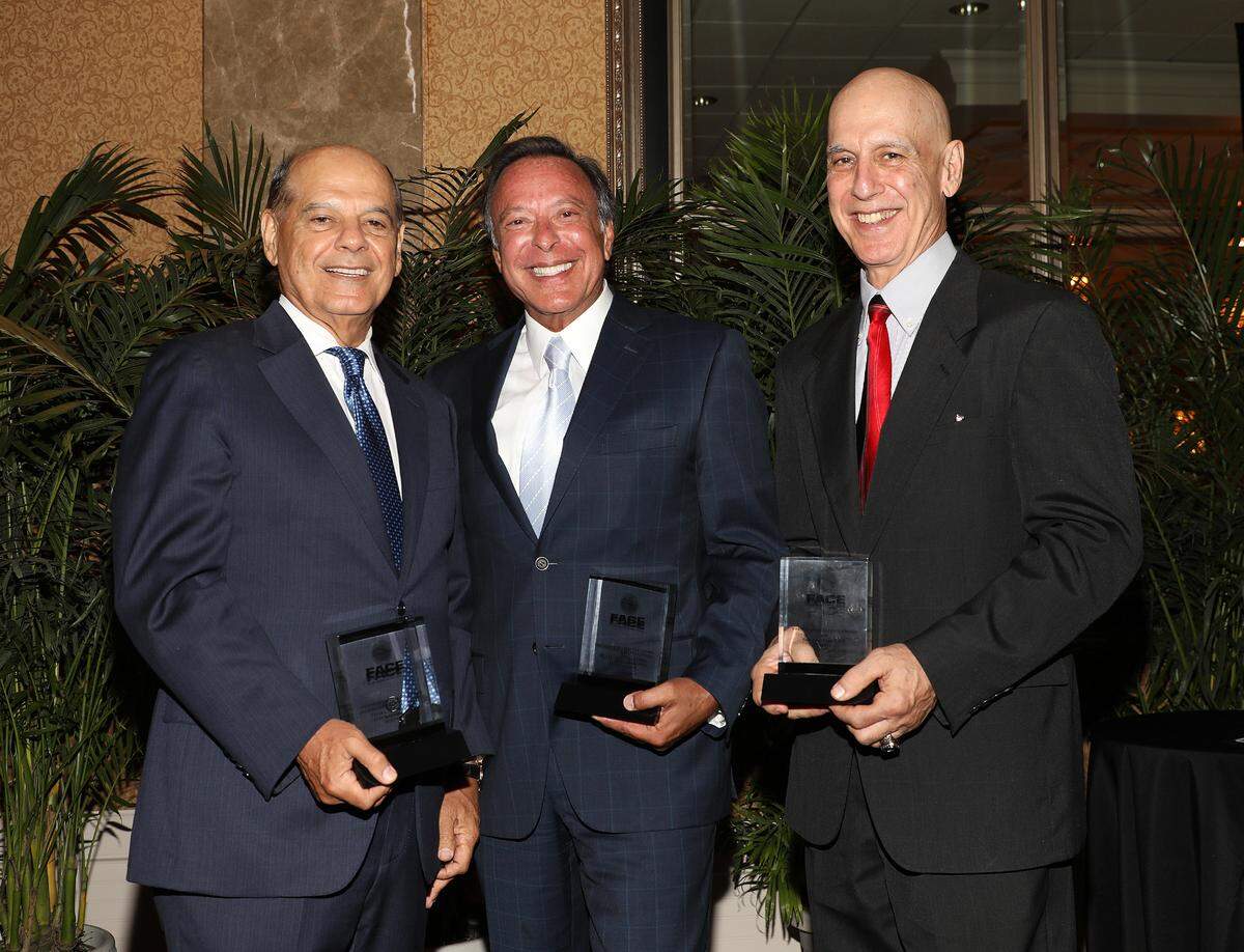 Carlos Álvarez (der.) recibe el premio por excelencia profesional y en el deporte de F.A.C.E (Facts about Cuban Exiles) junto a su hermano el abogado César Alvarez (izq.) y el empresario y filántropo Mike Fernández, en mayo el 2019, en Coral Gables.