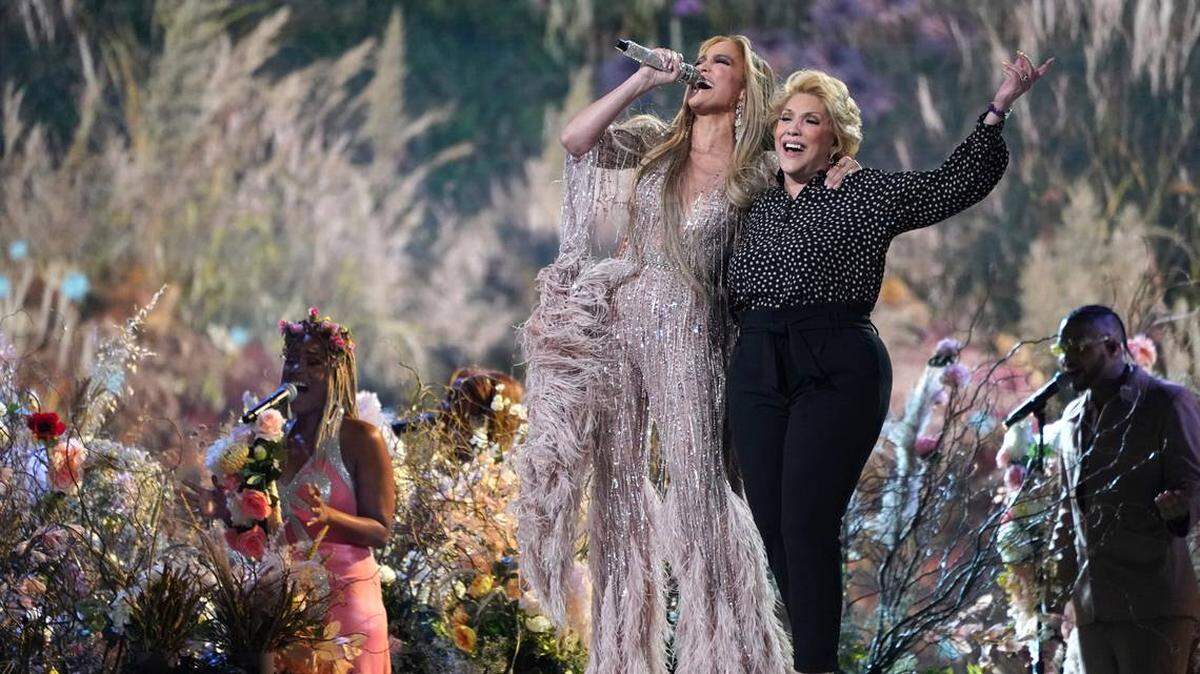 Jennifer López canta con su madre, Guadalupe Rodríguez, durante el evento “Vax Live: The Concert to Reunite the World” el domingo 2 de mayo de 2021 en el SoFi Stadium en Inglewood, California.