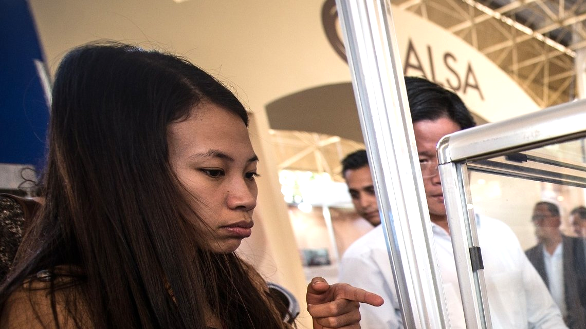 Una visitante observa diferentes productos exhibidos en la Feria Internacional de la Habana, el 2 de noviembre de 2014.