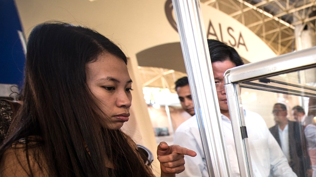 Una visitante observa diferentes productos exhibidos en la Feria Internacional de la Habana, el 2 de noviembre de 2014.