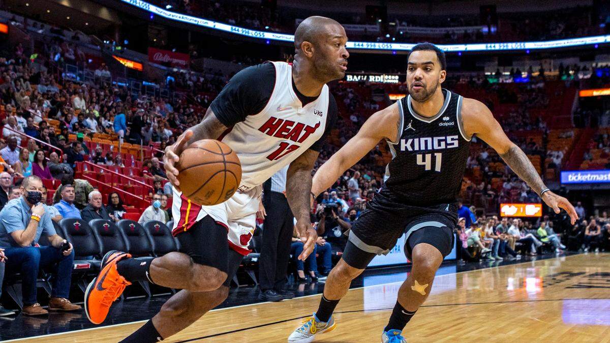 El jugador del Heat P.J. Tucker entra al aro ante la marca de Trey Lyles, de los Kings de Sacramento, en el partido celebrado el 28 de marzo de 2022 en Miami.