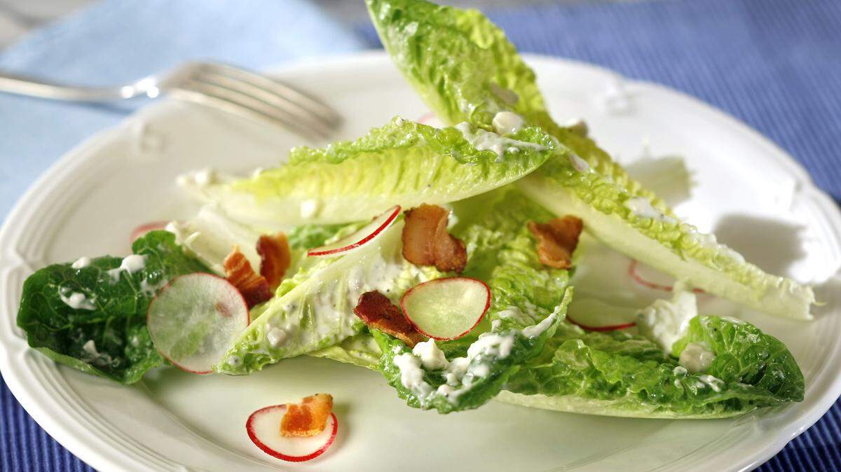 Ensalada que contiene lechuga romana.
