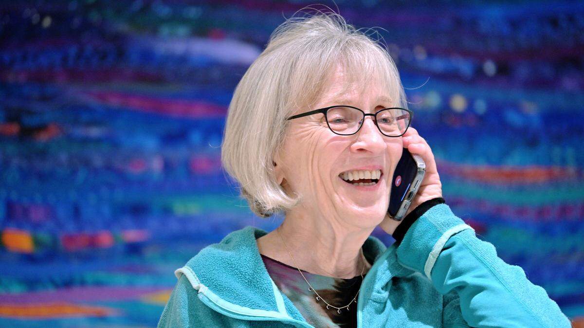 Claudia Goldin habla por teléfono con un periodista en su casa en Cambridge, Massachusetts, después de recibir la noticia de que le había sido otorgado el Premio Nobel de Economía,  el lunes 9 de octubre de 2023. 