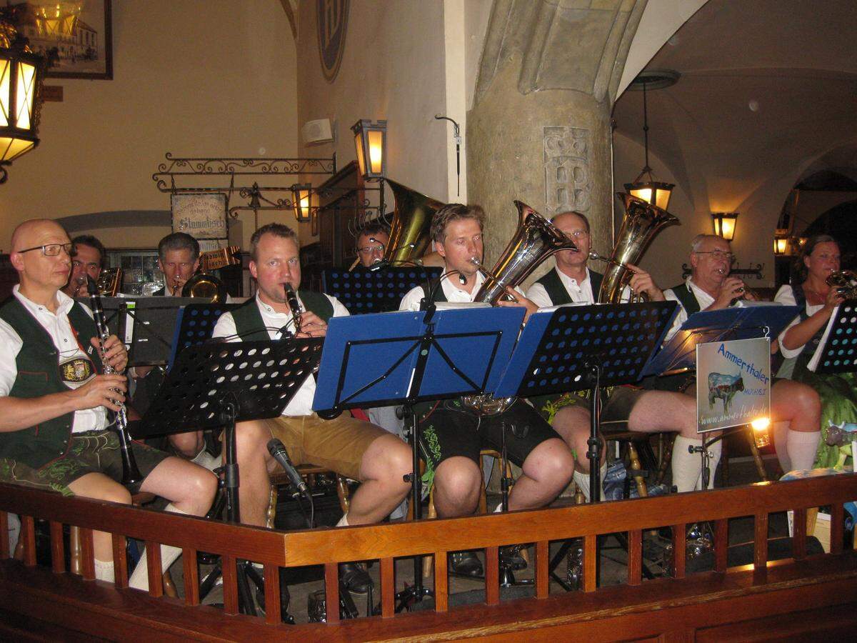 Orquesta bávara en el interior de la cervecería Hofbräuhaus.