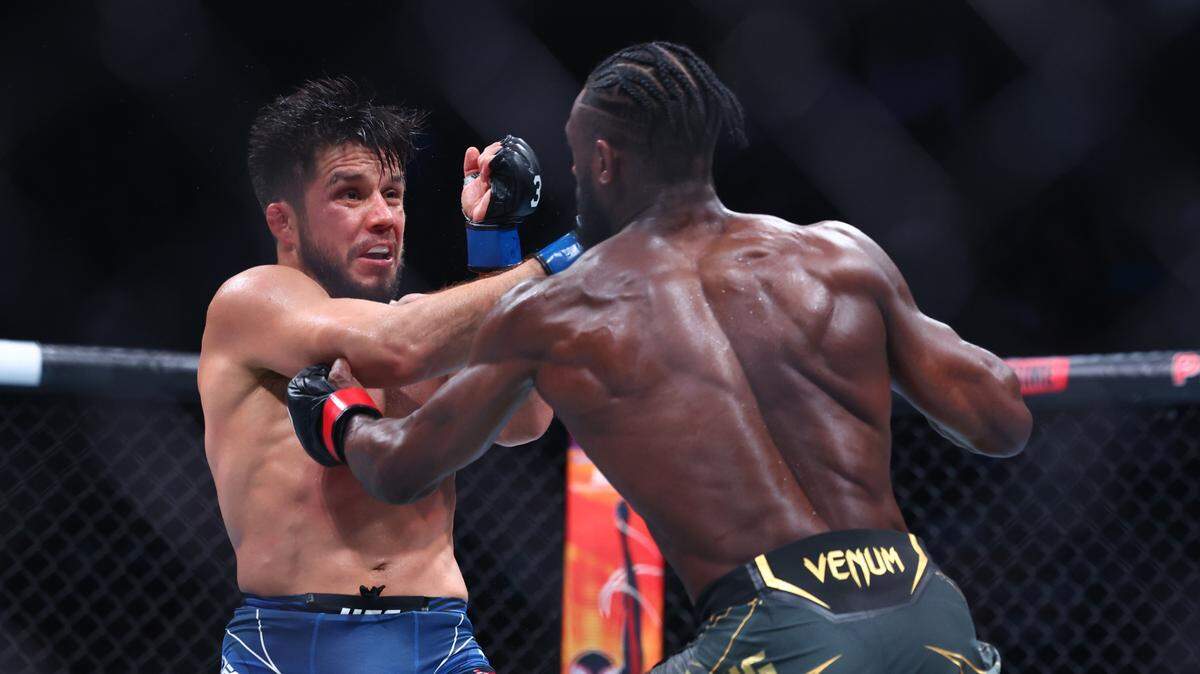 El campeón defensor Aljamain Sterling (der.) derrotó al legendario Henry Cejudo en la UFC 288, el sábado en Nueva Jersey.