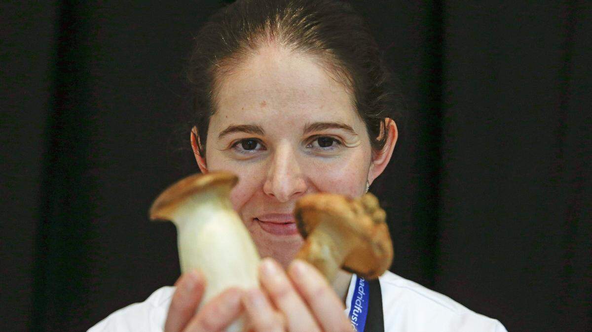 La cocinera Elena Lucas de ‘La Lobita’ (Navaleno), con unas setas. Un alimento altamente antioxidante.
