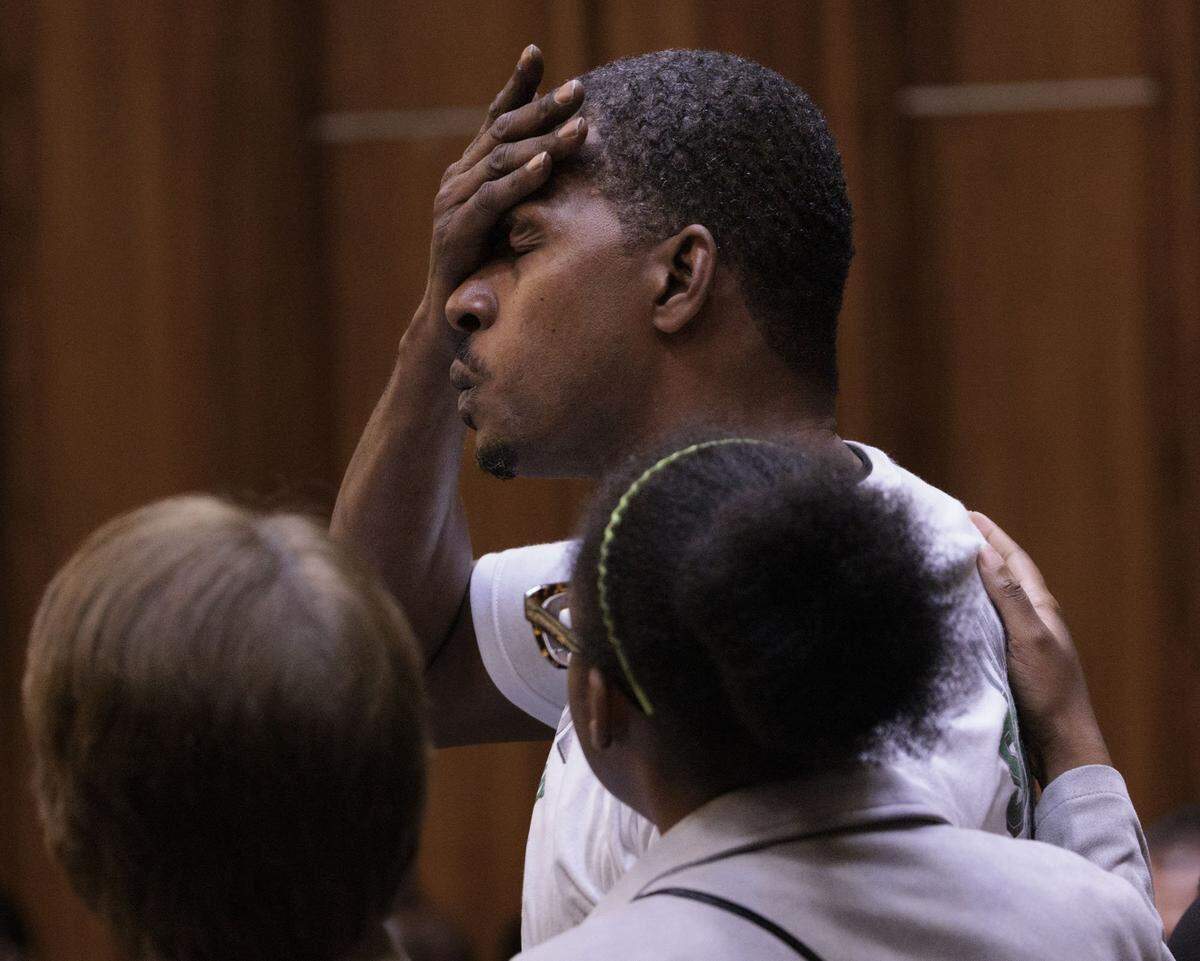 Darveed Lollar Sr., padre de Yahkeim Lollar, durante la audiencia de sentencia de Jahara Malik, después de que esta se declarara culpable de un cargo de homicidio involuntario por el apuñalamiento mortal de Yahkeim Lollar, estudiante de la escuela secundaria Miami Northwestern Senior High, en Miami, Florida.