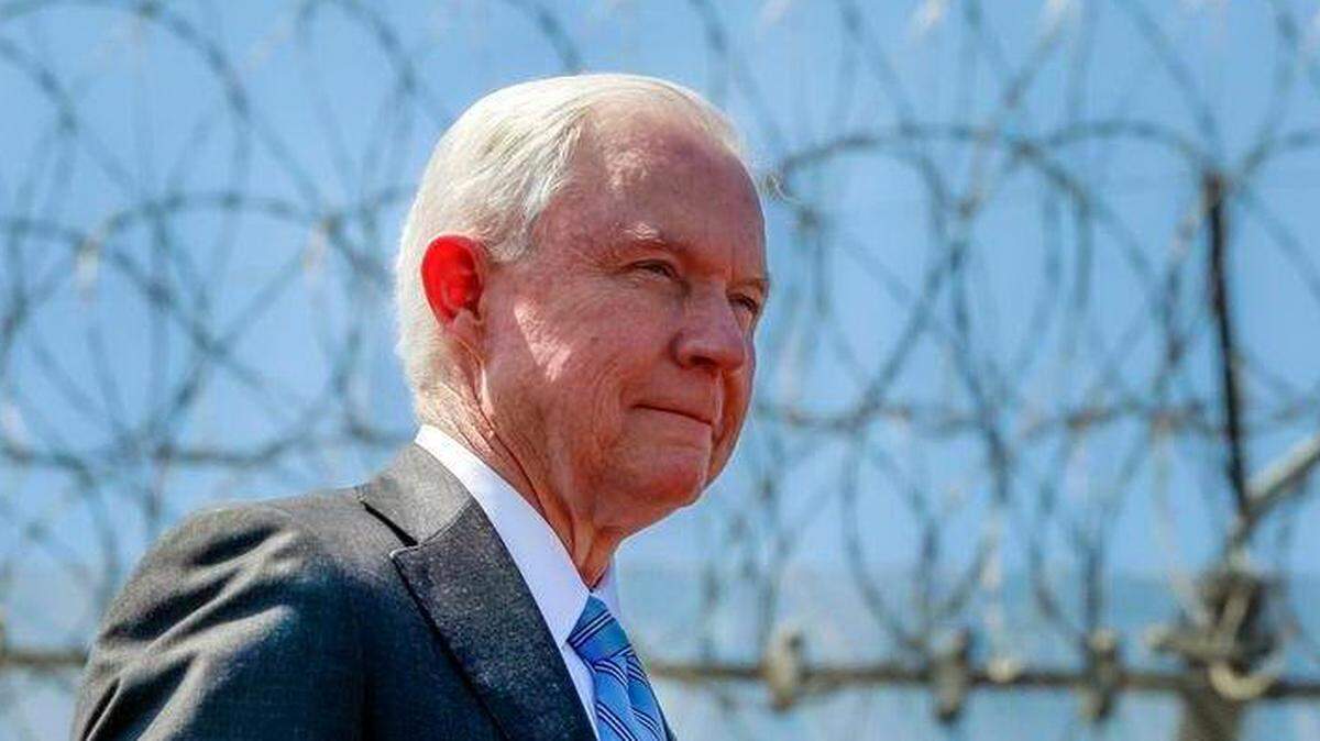 El Fiscal General Jeff Sessions asiste a una conferencia de prensa en la frontera de Estados Unidos con México.