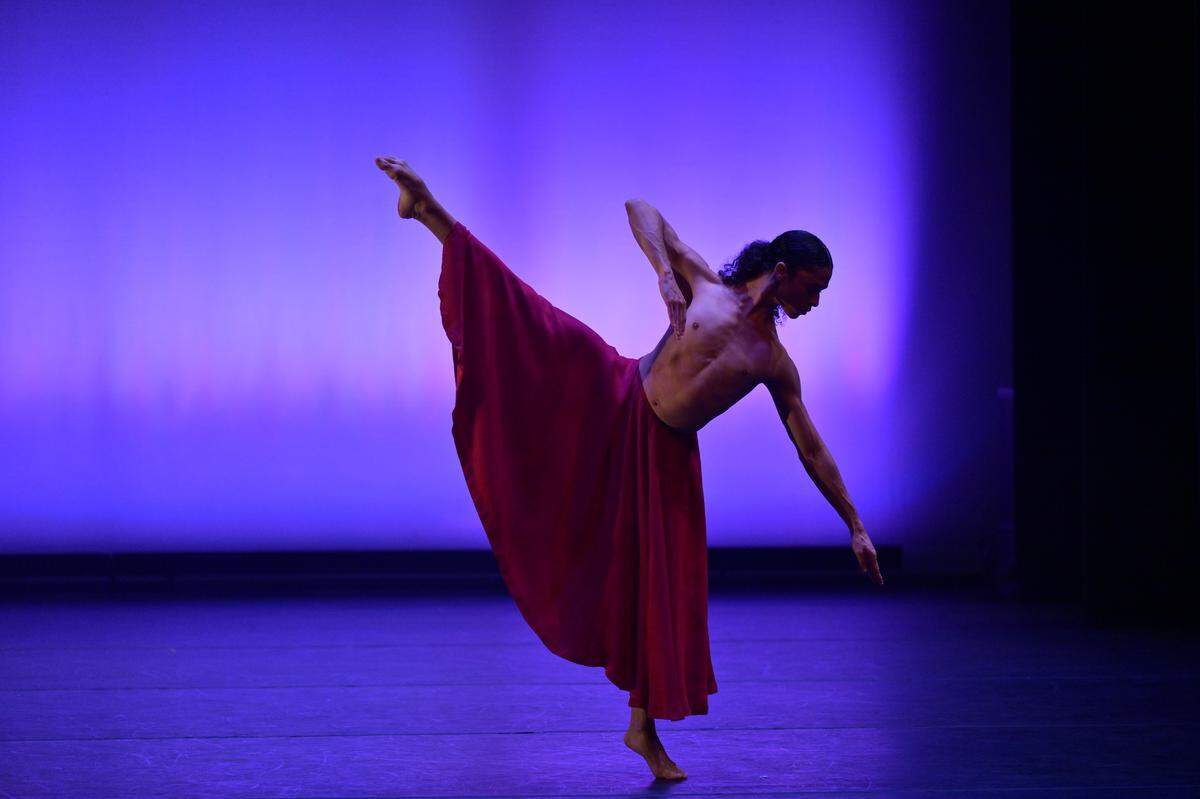 El bailarín de Dance NOW! Miami (DNM), David Jewett, realizó el solo “Let It Go” de la coreógrafa y co-directora artística de DNM, Hannah Baumgarten. 