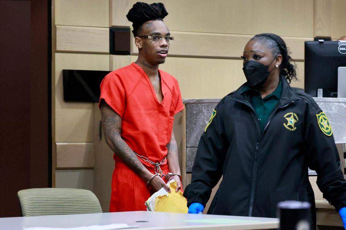 Jamell Demons, más conocido como YNW Melly, comparece ante el juez del Circuito de Broward, John Murphy, para una audiencia de fianza el viernes 15 de septiembre de 2023. Su juicio anterior terminó en la nulidad del juicio después de que el jurado se estancara y no pudiera llegar a un veredicto en julio de 2023. Demons, está acusado de asesinar a dos raperos y de conspirar para simular un tiroteo desde un vehículo en octubre de 2018.
