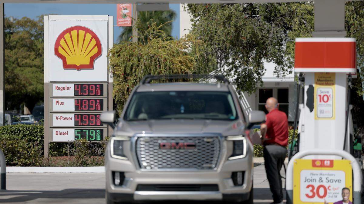 Los precios del combustible se muestran en un letrero mientras un cliente llena su vehículo en una estación de gasolina el 13 de abril de 2026 en Miami, Florida.