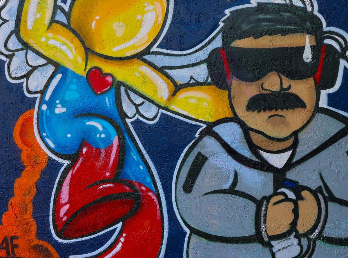 El pueblo venezolano, representado como un ángel que se libera de las cadenas, es el protagonista del mural del artista venezolano Pedro Martín, que lo pintó cuando se enteró de la extracción de Maduro de Venezuela por las fuerzas estadounidenses.