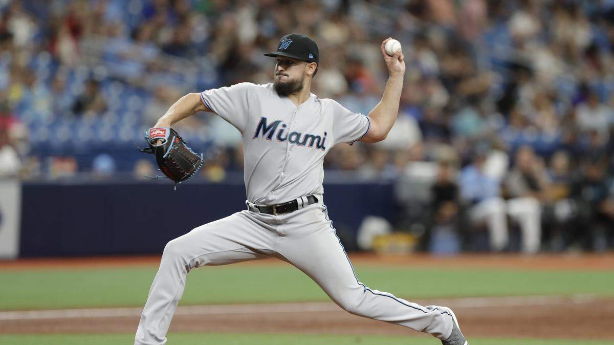 El abridor de los Marlins Caleb Smith lanzó cinco entradas y permitió tres carreras y seis hits a la tanda de los Rays, el 4 de agosto de 2019 en St. Petersburg, Florida.
