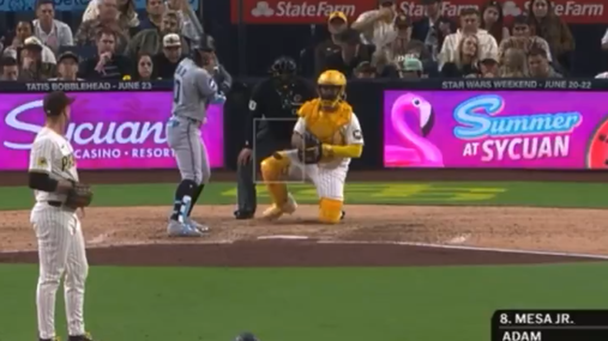 El pelotero cubano Víctor Mesa Jr. batea en el décimo inning por los Marlins en el partido ante los Padres, celebrado el 26 de mayo de 2025 en San Diego. 