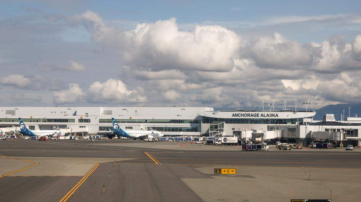 Aviones en un aeropuerto de Anchorage. Está prevista una reunión cumbre entre los presidentes Donald Trump, de Estados Unidos, y Vladimir Putin, de Rusia, el 15 de agosto en la Base Conjunta Elmendorf–Richardson, una instalación militar estadounidense.