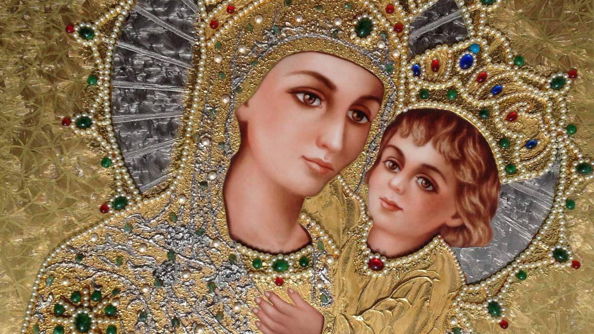 El arte religioso, que respeta la iconografía católica, podría decirse que es su especialidad. En sus obras, la artista suele usar mezcla de texturas y, frecuentemente, materiales como oro, plata, cobre, lapislázuli, cristales de Swarovski, perlas y piedras semipreciosas.