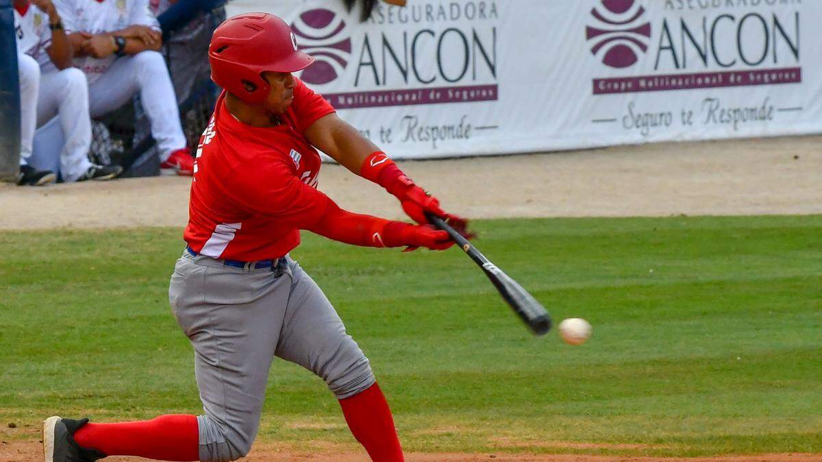El torpedero cubano Jorge Alomá batea ante los Toros de Herrera en el partido final de la Serie del Caribe celebrado el 10 de febrero de 2019 en el estadio Rod Carew en Ciudad de Panamá, Panamá.