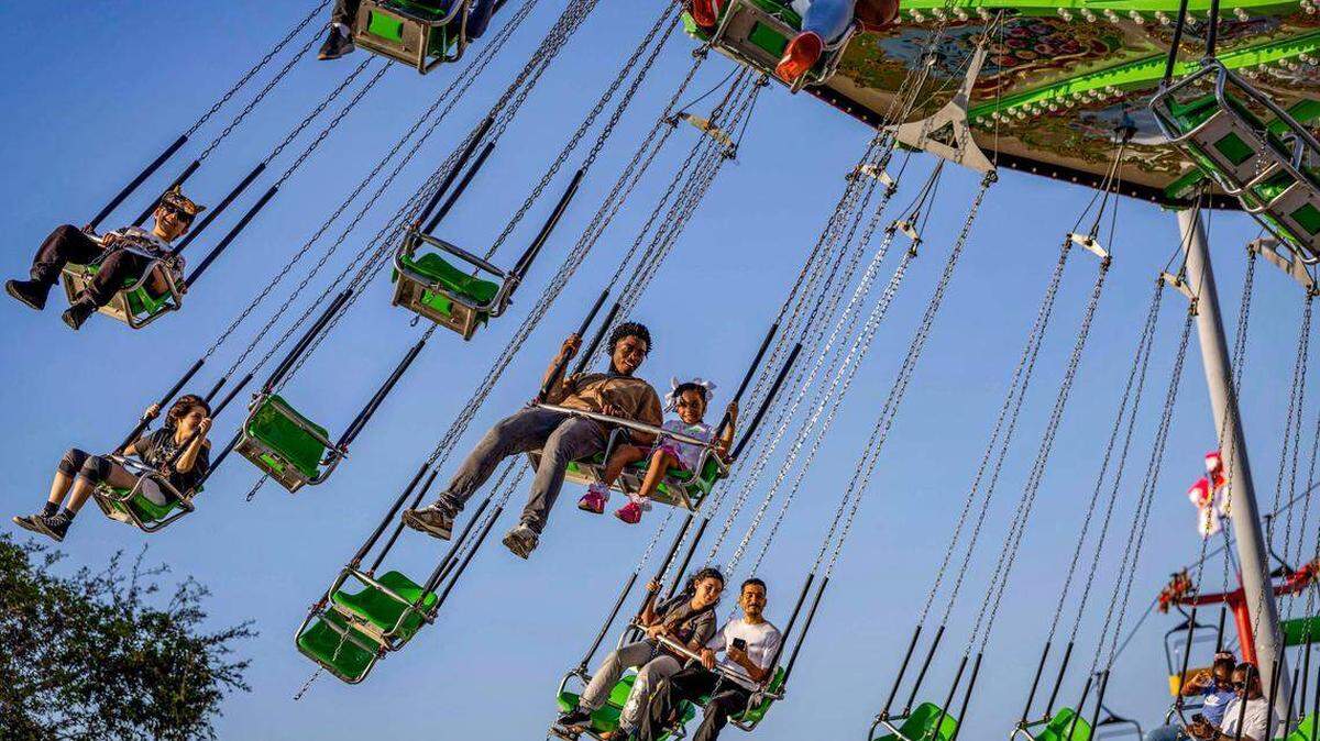 Asistentes a la feria disfrutan de un paseo durante el primer día de la Feria y Exposición del Condado de Miami-Dade en esta foto de archivo del 13 de marzo de 2025. D.A. Varela, archivo de Miami Herald