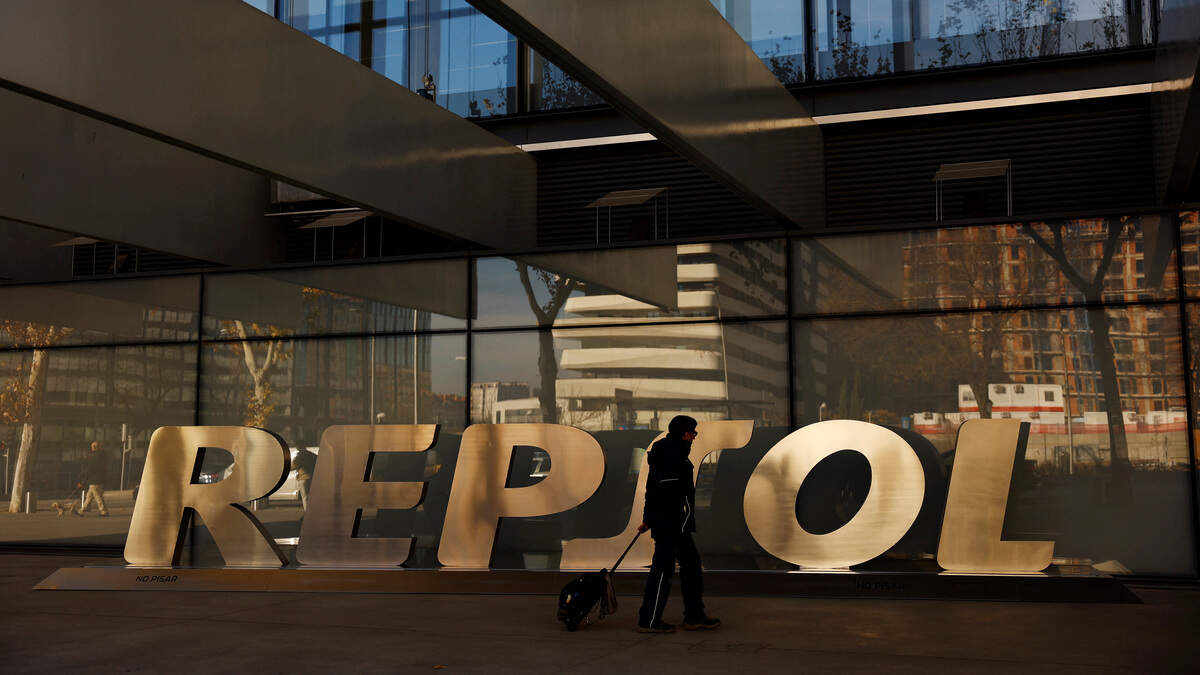Un hombre pasa junto al logotipo de la gran petrolera española Repsol, frente a su sede central en Madrid, España, el 26 de diciembre de 2023. REUTERS/Susana Vera