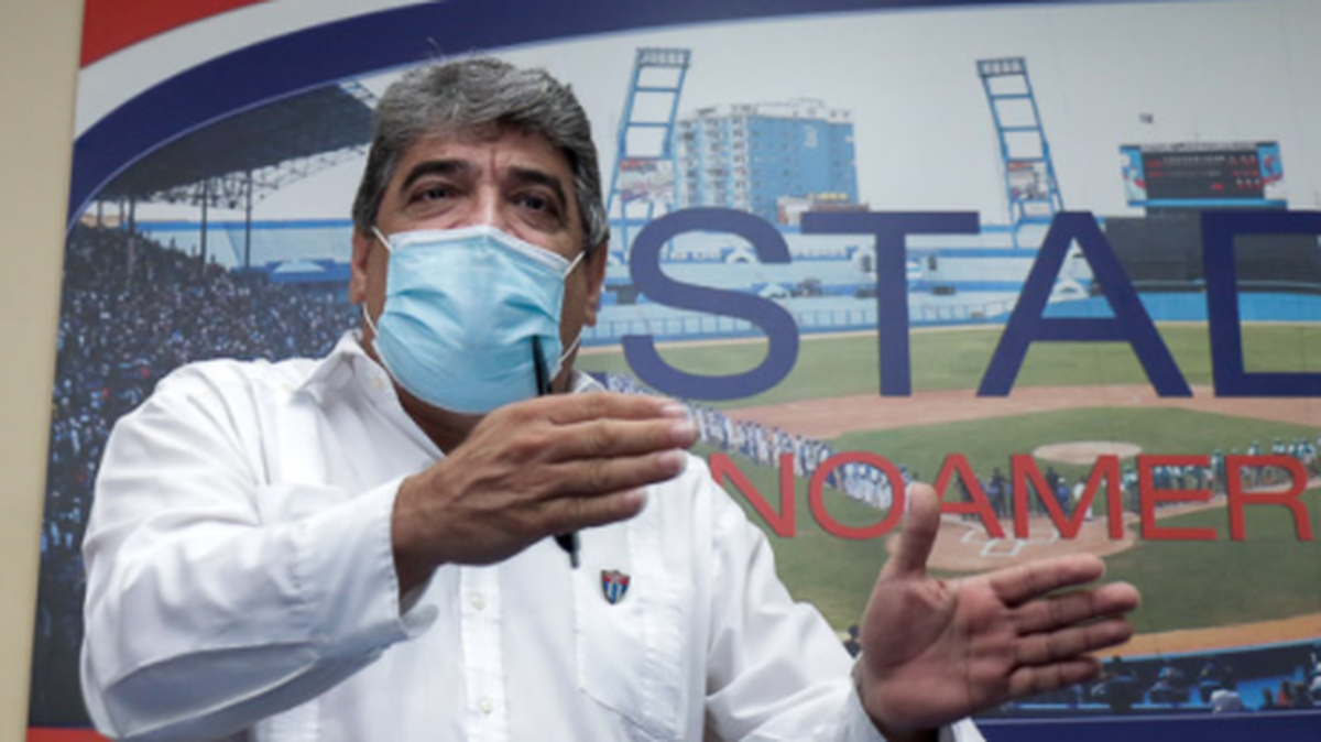 El comisionado nacional de béisbol de Cuba, Ernesto Reynoso, falleció este martes en un hospital de La Habana a causa de complicaciones derivadas del COVID-19, informó el Instituto Nacional de Deportes, Educación Física y Recreación (Inder) de la isla.