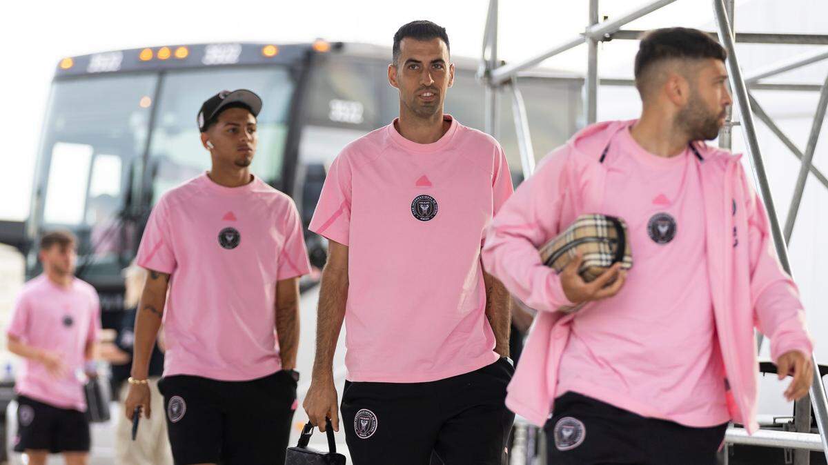 Los jugadores del Inter Miami Sergio Busquets (centro) y Jordi Alba (der.) llegan al Chase Stadium para el partido de ida de los cuartos de final de la Liga de Campeones de la Concacaf ante Monterrey, el 3 de abril de 2024 en Fort Lauderdale.