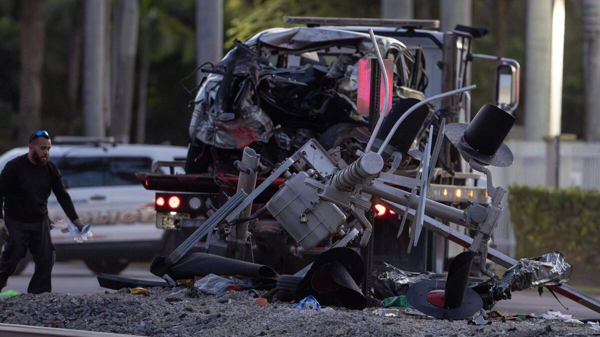 Un vehículo destrozado, involucrado en una colisión con un tren de Brightline, se observa antes de que las autoridades lo retiraran del lugar del accidente cerca de la cuadra 14100 de Biscayne Boulevard en North Miami el miércoles 19 de noviembre de 2025.