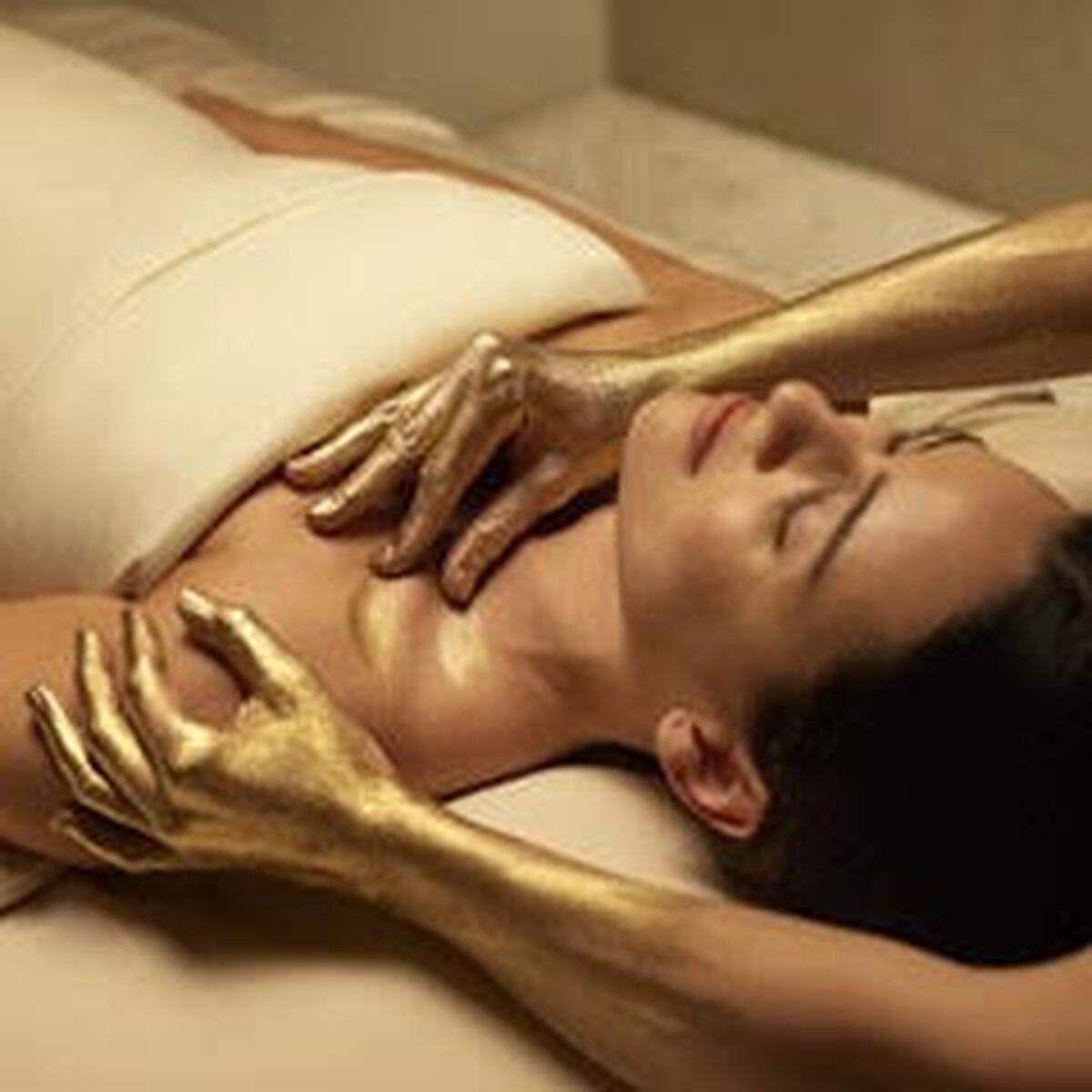 La envoltura de oro de 24 quilates, del spa de St. Regis Bal Harbour, es uno de los lujos de los masajes de este maravillos spa. 