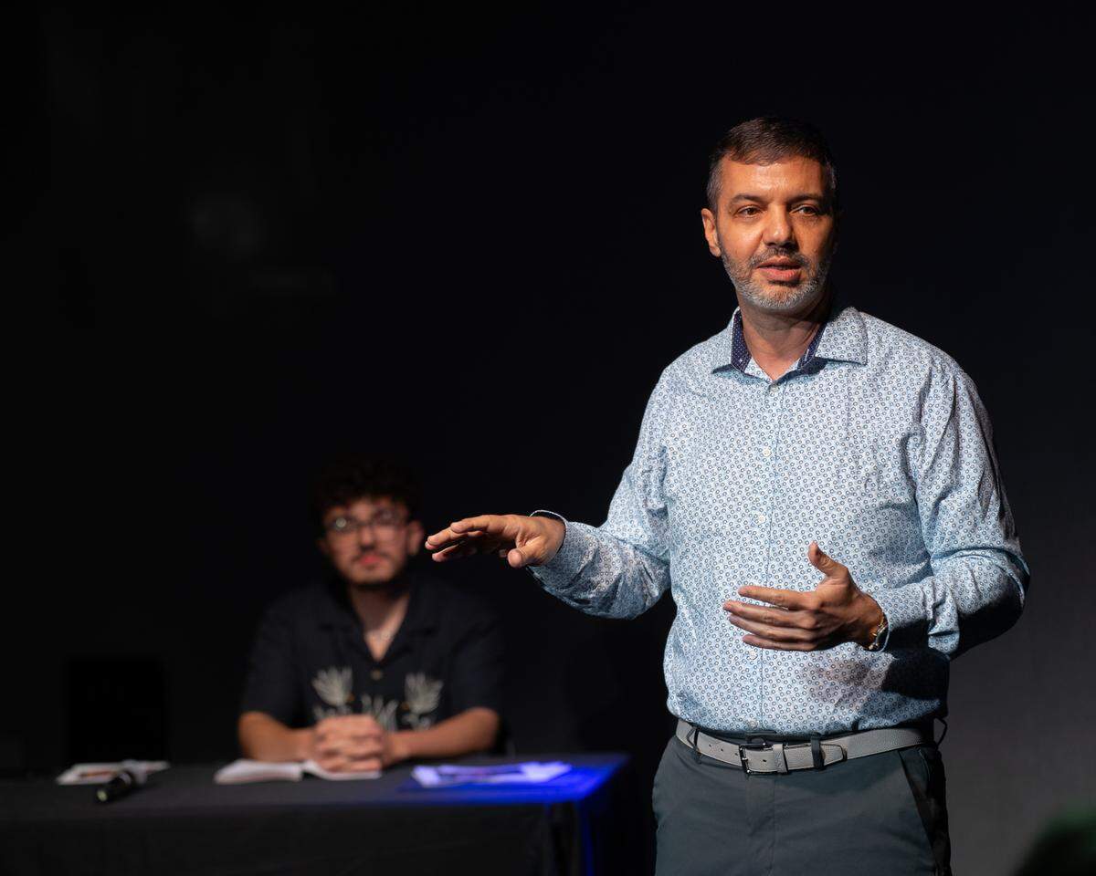 Adyel Quintero y Juan Lucas Quintero Hernández en presentación del libro, “Stories to Answer Your Child’s Toughest Questions in Life”.