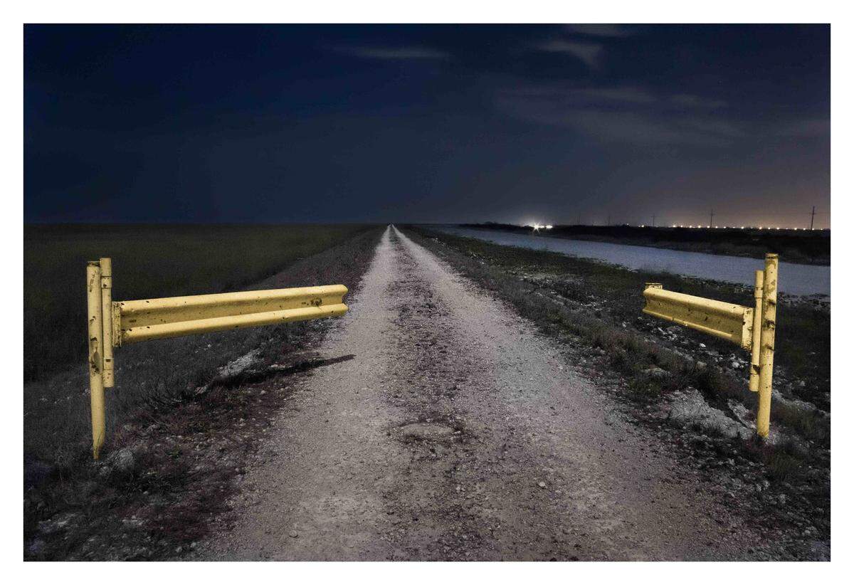 “Pebble Road with a Yellow Open Metal Rail”, 2012, impresión digital sobre papel satinado, 20 x 30 pulgadas.