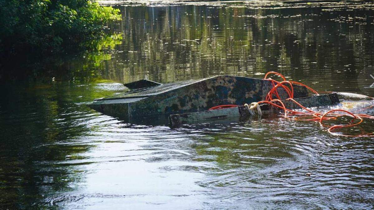 Bote hundido en río de Tampa.