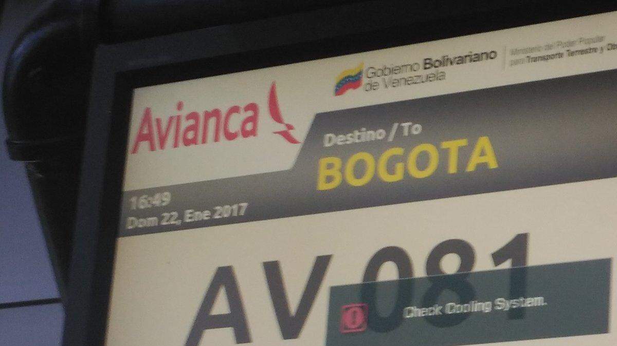 Foto que tuiteó el periodista español Aitor Sáez mostrando la información del vuelo de Avianca que lo llevó de Caracas a  Bogotá. Sáez denunció que fue deportado de Venezuela, a pesar de haber visitado al país en cinco ocasiones previas y no haber tenido problemas antes. 