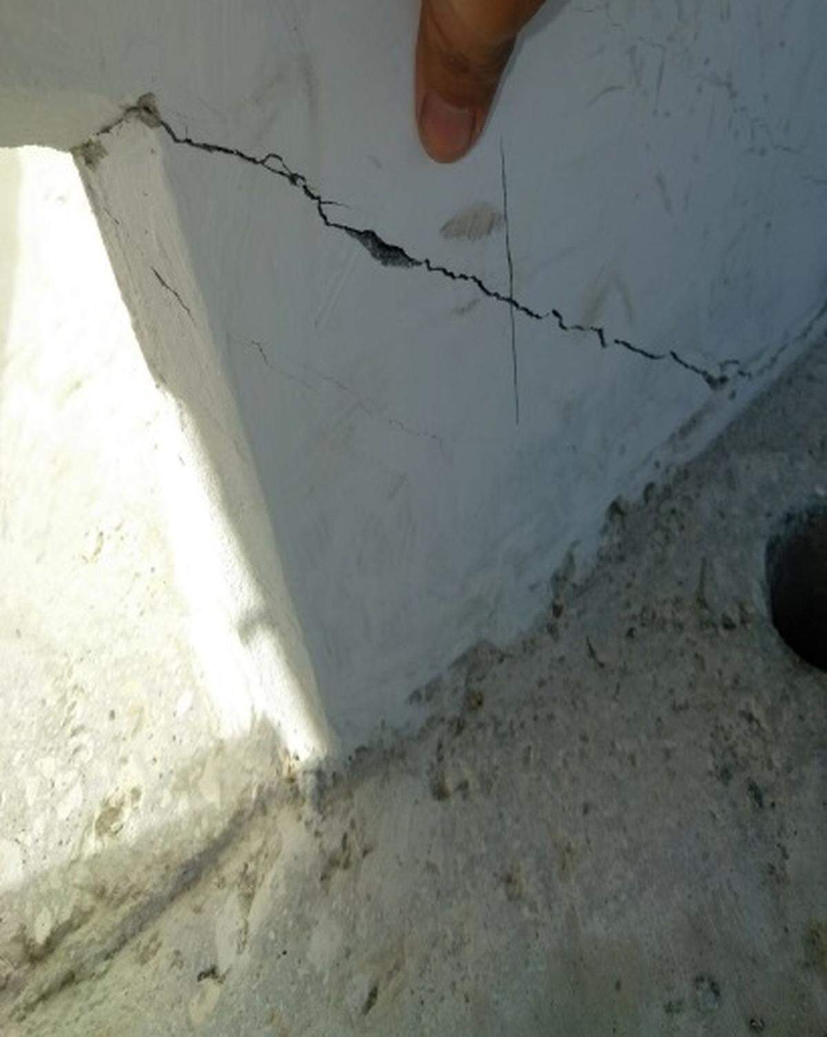 Diez días antes de instalar en su lugar el puente peatonal frente a la Universidad Internacional de la Florida se descubieron grietas en un elemento de hormigón. El puente colapsó el 15 de marzo, con un saldo de seis fallecidos.
