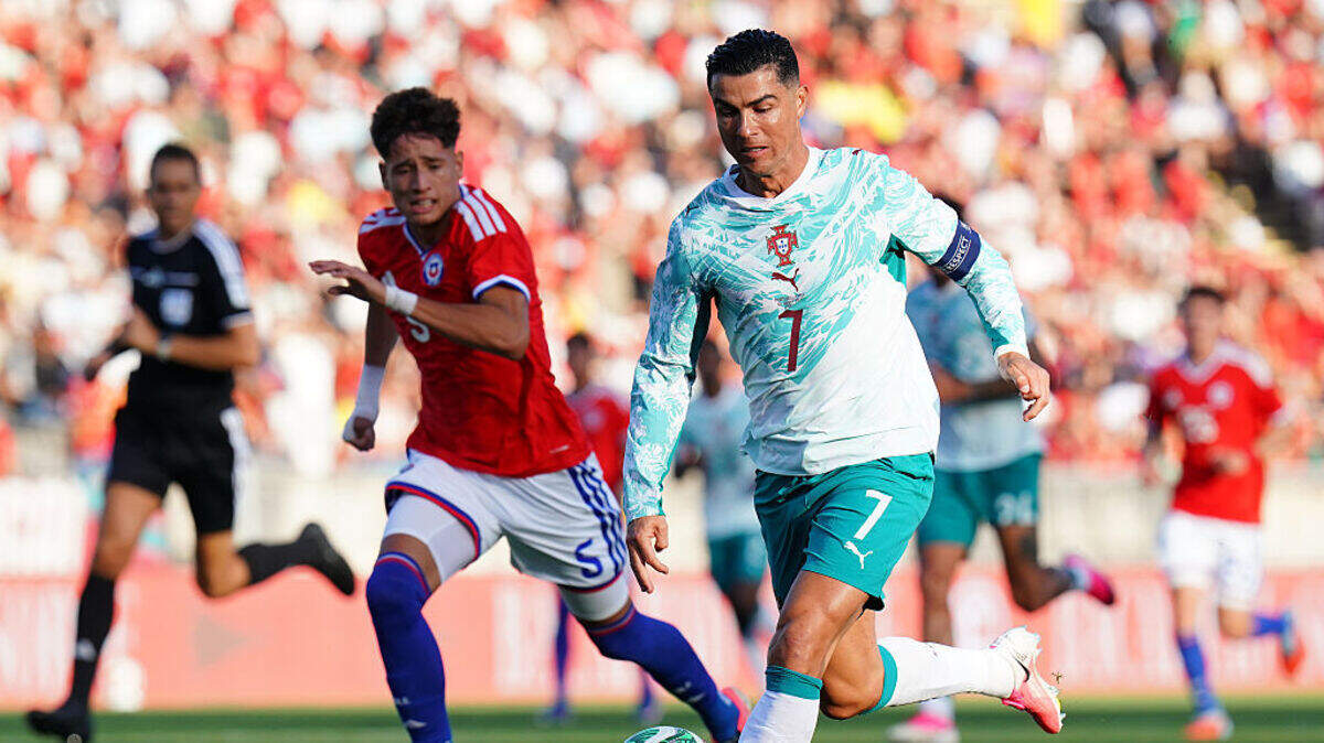 La estrella de Portugal Cristiano Ronaldo (der.) tiene 41 años y participará en su sexta Copa del Mundo, una cifra récord que comparte con el arquero mexicano Guillermo Ochoa y el astro argentino Lionel Messi. 