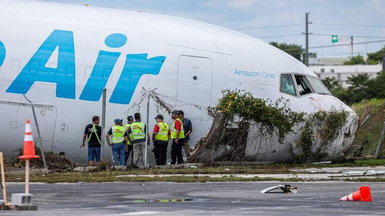 Sobreviviente de camioneta impactada por avión de Amazon demanda a la aerolínea y a la empresa